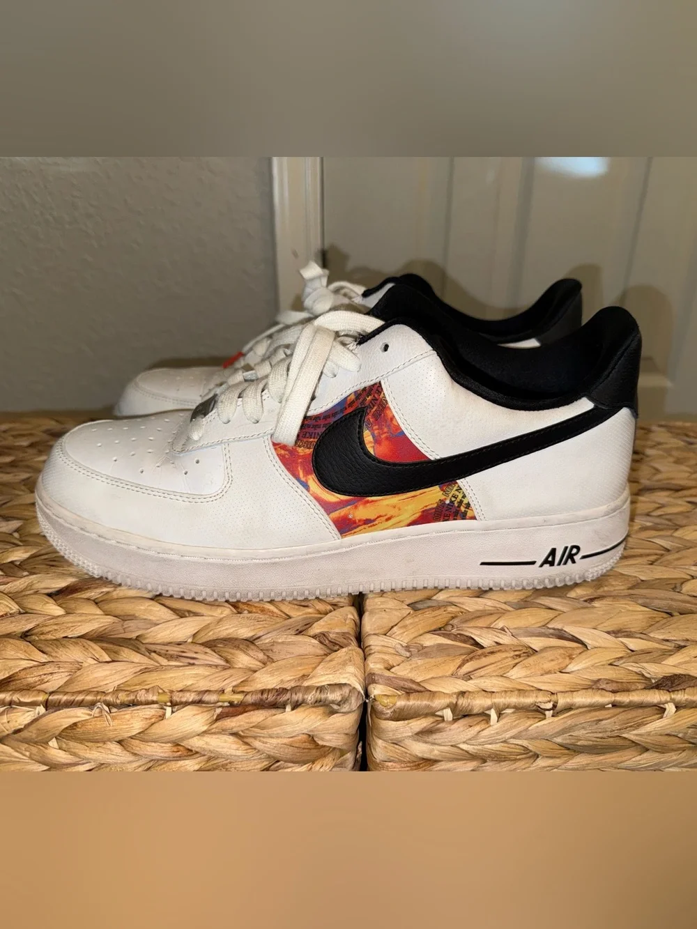 Nike Low-Top Sneakers White with Black Swoosh and Orange-Red Graphic